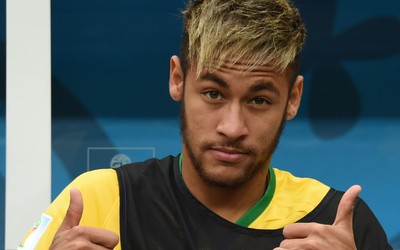 澳队体育独家-克瓦拉茨赫利亚面对包夹送出穿越球